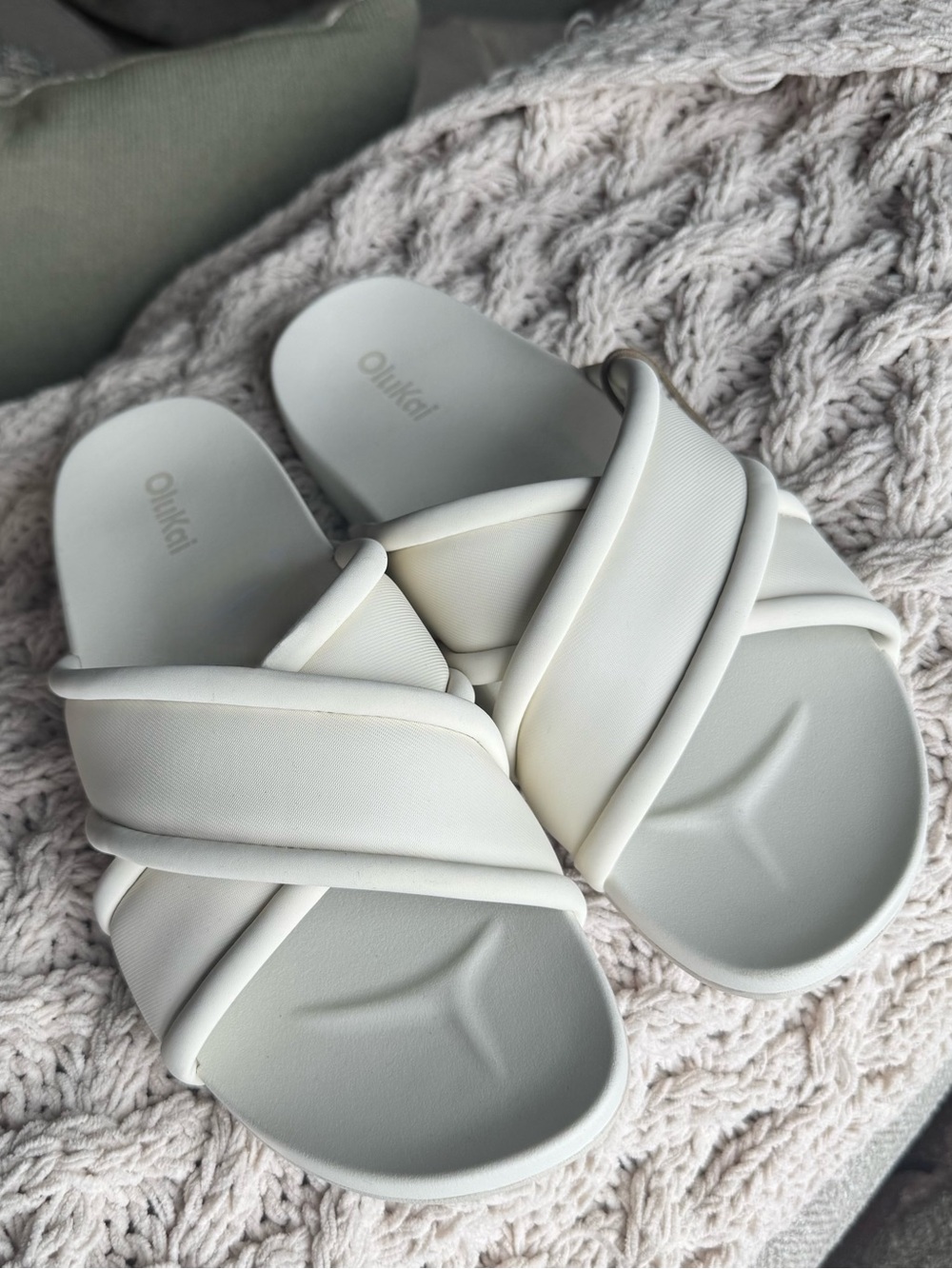 OluKai NWT Ani White Sand Crossover Slide Sandals